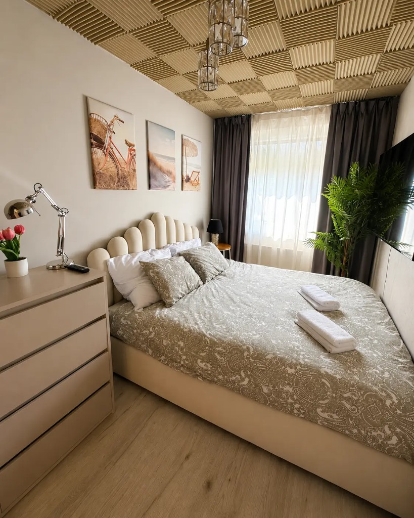 Bedroom with a comfortable queen bed